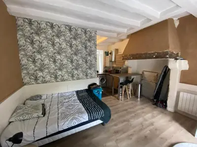 Un ou plusieurs lits dans un hébergement de l'établissement Studio meublé au pied des clochers tors