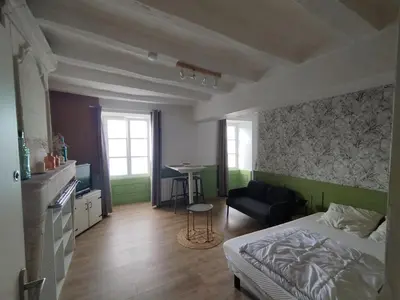 Un ou plusieurs lits dans un hébergement de l'établissement Studio meublé au pied des clochers tors