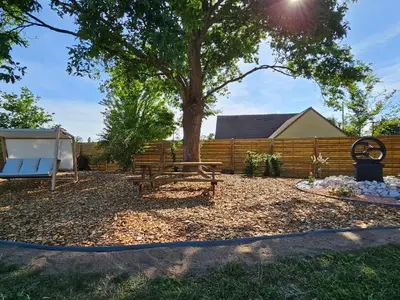 Jardin de l'établissement Gîte de charme 12 personnes près du Mans avec piscine chauffée - FR-1-410-381