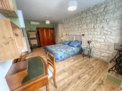 Un ou plusieurs lits dans un hébergement de l'établissement Gîte de charme à La Loire : Balnéo, Jardin, Parking - FR-1-381-526