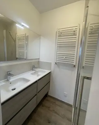 Salle de bains dans l'établissement Anne et Stan - Chambres avec petit dejeuner - proche centre ville et circuit