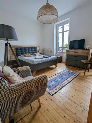 Télévision ou salle de divertissement dans l'établissement Anne et Stan - Chambres avec petit dejeuner - proche centre ville et circuit
