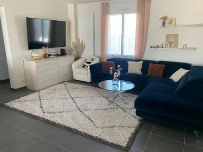 Télévision ou salle de divertissement dans l'établissement Maison contemporaine en plein cœur de la Touraine