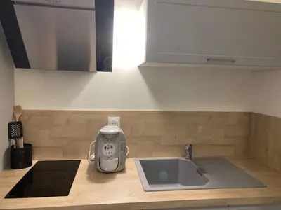 Cuisine ou kitchenette dans l'établissement Studio 2 personnes - proche circuit