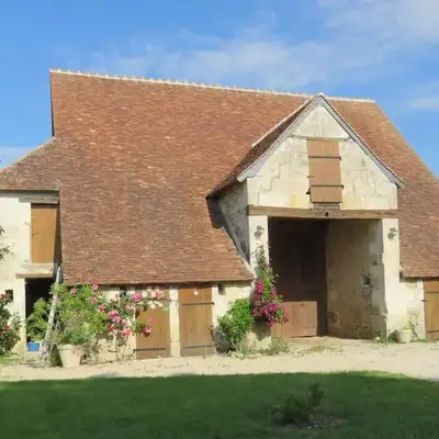 Belle grange au milieu de la campagne et des chevaux