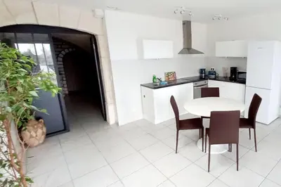 Cuisine ou kitchenette dans l'établissement Le Nid - Amboise gîte semi troglodyte