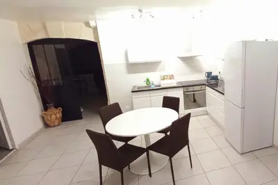 Cuisine ou kitchenette dans l'établissement Le Nid - Amboise gîte semi troglodyte