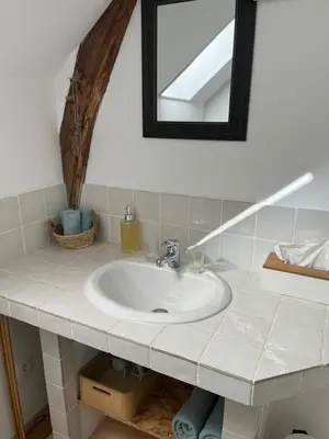 Salle de bains dans l'établissement Le Petit Lavoir - Maison Cosy à Mayet