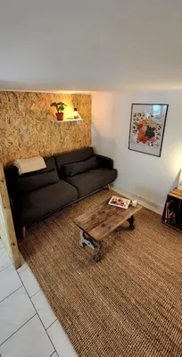 Coin salon dans l'établissement Le Petit Lavoir - Maison Cosy à Mayet
