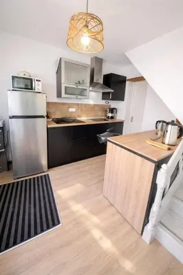 Cuisine ou kitchenette dans l'établissement La maison au bord de la riviére