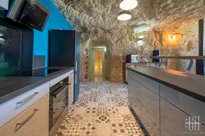 Cuisine ou kitchenette dans l'établissement La Troglo - Maison typique de notre région