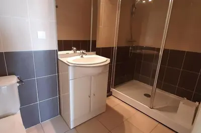 Salle de bains dans l'établissement Vaste appartement LE FAMILY avec vue sur la Vienne