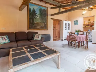 Coin salon dans l'établissement Maison charmante près de Montreuil Bellay avec Wifi et Animaux admis - FR-1-622-53