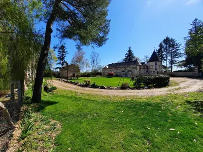 Jardin de l'établissement La Chauvellière, un écrin de verdure dans un cadre historique