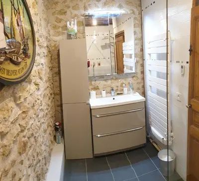 Salle de bains dans l'établissement La Chauvellière, un écrin de verdure dans un cadre historique