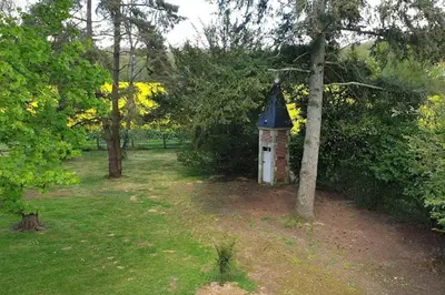 Jardin de l'établissement La Chauvellière, un écrin de verdure dans un cadre historique