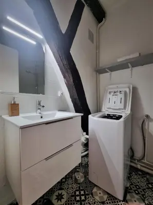 Salle de bains dans l'établissement Le Jeanne d'Arc