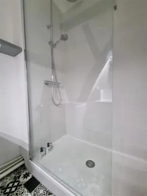 Salle de bains dans l'établissement Le Jeanne d'Arc