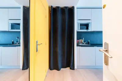 Cuisine ou kitchenette dans l'établissement Studio Moderne à Tours
