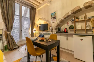 Cuisine ou kitchenette dans l'établissement Charme & calme à 200m du Château