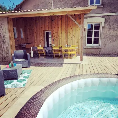 Piscine de l'établissement Gîte 4 etoiles à la campagne ou située à proximité