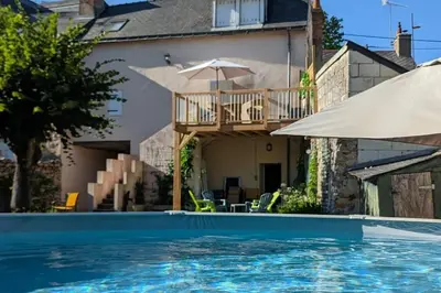Piscine de l'établissement Logis des Fées, spa, piscine et jardin ou située à proximité
