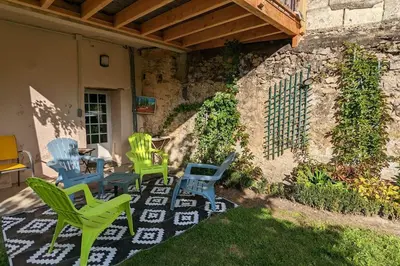 Jardin de l'établissement Logis des Fées, spa, piscine et jardin