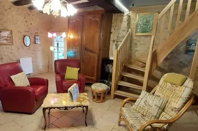Coin salon dans l'établissement Logis des Fées, spa, piscine et jardin