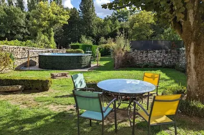 Jardin de l'établissement Logis des Fées, spa, piscine et jardin