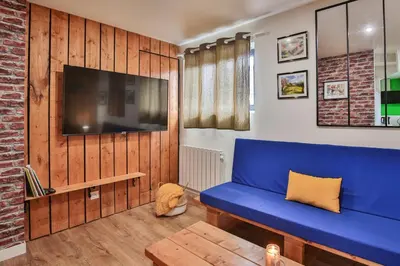 Télévision ou salle de divertissement dans l'établissement Chalet Campagne Les Belles Ouvrières
