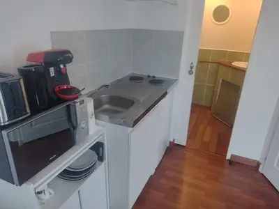 Cuisine ou kitchenette dans l'établissement Cocon 10 minutes à pied du Circuit 24 h / Musée 24h / Grand Prix / Moto / Centre des exposition / Antares / Boulerie Jump