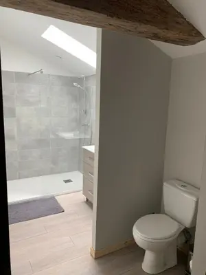 Salle de bains dans l'établissement Appartement Cosy La Maison de Jean