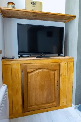 Télévision ou salle de divertissement dans l'établissement Flore