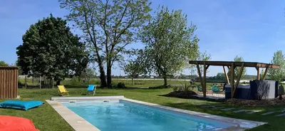 Piscine de l'établissement Gite au gré de la Loire piscine et spa ou située à proximité