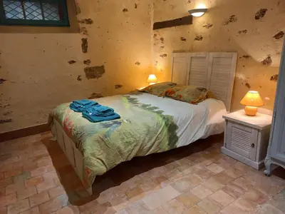 Un ou plusieurs lits dans un hébergement de l'établissement Chambre d'hôtes à proximité du circuit des 24h
