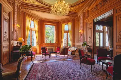 Coin salon dans l'établissement Château La Comtesse de Loire & Spa
