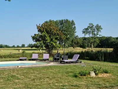 Piscine de l'établissement L'Aupinouse Chambre double ( ou triple ) Bouton d'Or avec salle d'eau privative ou située à proximité