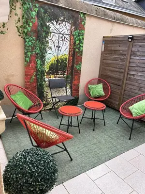 Balcon ou terrasse dans l'établissement LES JARDINS DE MA-MANS Maison cosy centre Le Mans PARKING privé gratuit