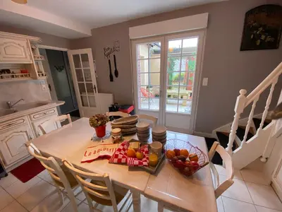 Cuisine ou kitchenette dans l'établissement LES JARDINS DE MA-MANS Maison cosy centre Le Mans PARKING privé gratuit