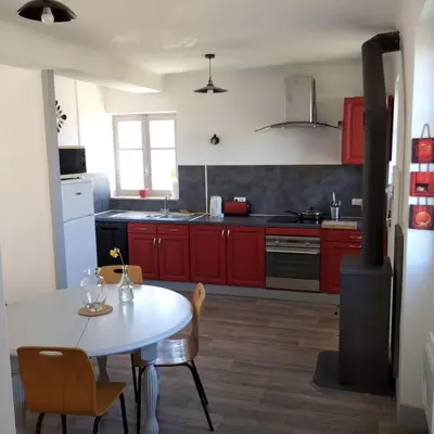 Cuisine ou kitchenette dans l'établissement Gîte les pieds dans l'eau