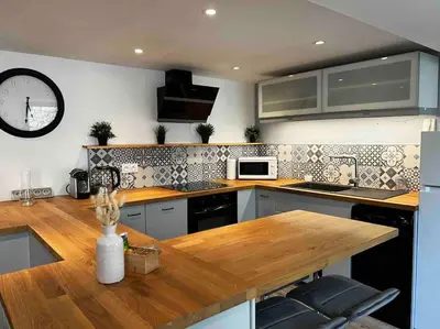 Cuisine ou kitchenette dans l'établissement La Petite Rochambelle (hyper centre-ville)