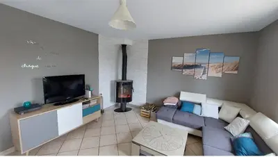 Télévision ou salle de divertissement dans l'établissement Maison d'hôtes avec jardin 3 chambres pour 7 à 45 min circuit 24h du Mans