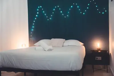 Un ou plusieurs lits dans un hébergement de l'établissement L Hexagone Magique, logement calme