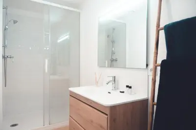 Salle de bains dans l'établissement L Hexagone Magique, logement calme