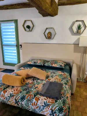 Un ou plusieurs lits dans un hébergement de l'établissement Maisons de campagne. Gîte vert.