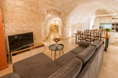 Coin salon dans l'établissement Gîte troglodyte - Troglo du Pontcher