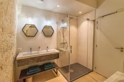 Salle de bains dans l'établissement Gîte troglodyte - Troglo du Pontcher