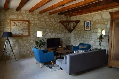 Télévision ou salle de divertissement dans l'établissement La Grange de l'Olive