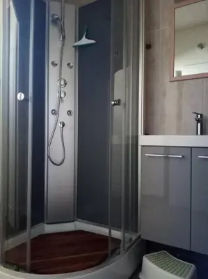 Salle de bains dans l'établissement Gîte de groupe du Coudray