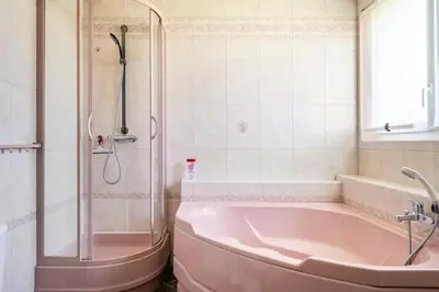 Salle de bains dans l'établissement Gîte de groupe du Coudray